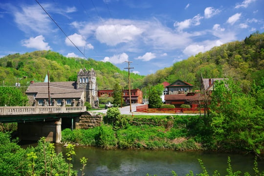 https://burnaway.org/cdn-cgi/imagedelivery/5XinE65stsjS8LMDyq7qNA/burnaway.org/2025/02/Bramwell-Bluestone-River-wv.jpg/w=540,h=360