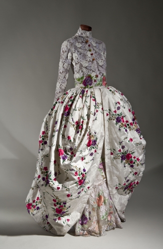  Emmanuel Ungaro (France), Bridal gown, haute couture, fall/winter 1996-97.  Cotton/synthetic blend lace, embroidered silk, plastic ‘pearl’ beads and sequins, glass beads. Appeared in The Great Fashion Mix. Photograph by John Alderson © Chicago Historical Society