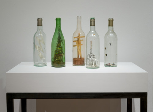 David Hammons Untitled (Bottles),1985 Cigar, dirt, balsa wood, tinfoil and mixed-media figurines in glass bottles, dimensions variable Courtesy collection of Hudgins Family Photo: Adam Reich