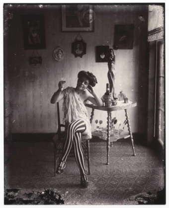 On a Star Departing the Attic: Blackness, the Page, and the Camera. [An Essay as Microtreatment.]