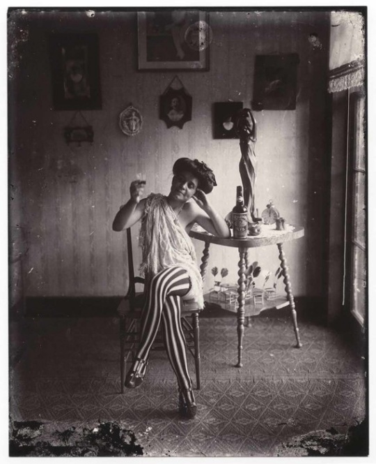 On a Star Departing the Attic: Blackness, the Page, and the Camera. [An Essay as Microtreatment.]